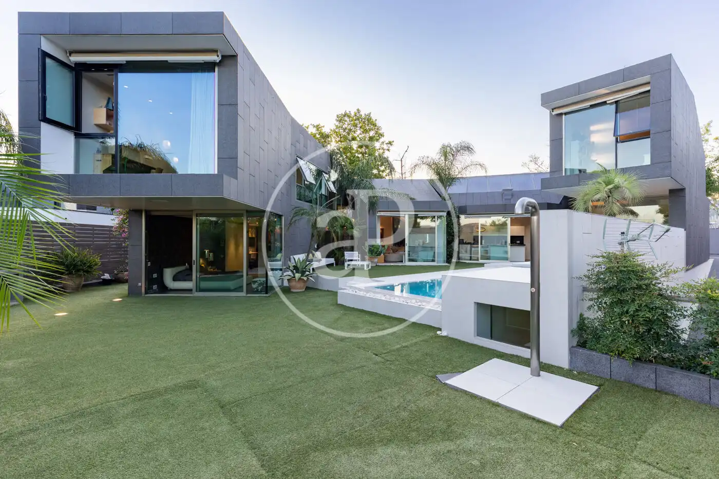 Vista exterior de Casa o xalet en venda en Sant Cugat del Vallès amb Aire condicionat, Calefacció i Jardí privat