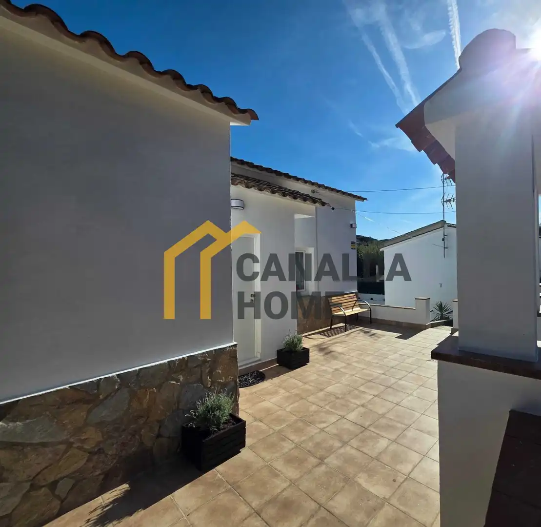 Vista exterior de Casa o chalet en venta en Sant Feliu de Guíxols con Aire acondicionado, Calefacción y Jardín privado