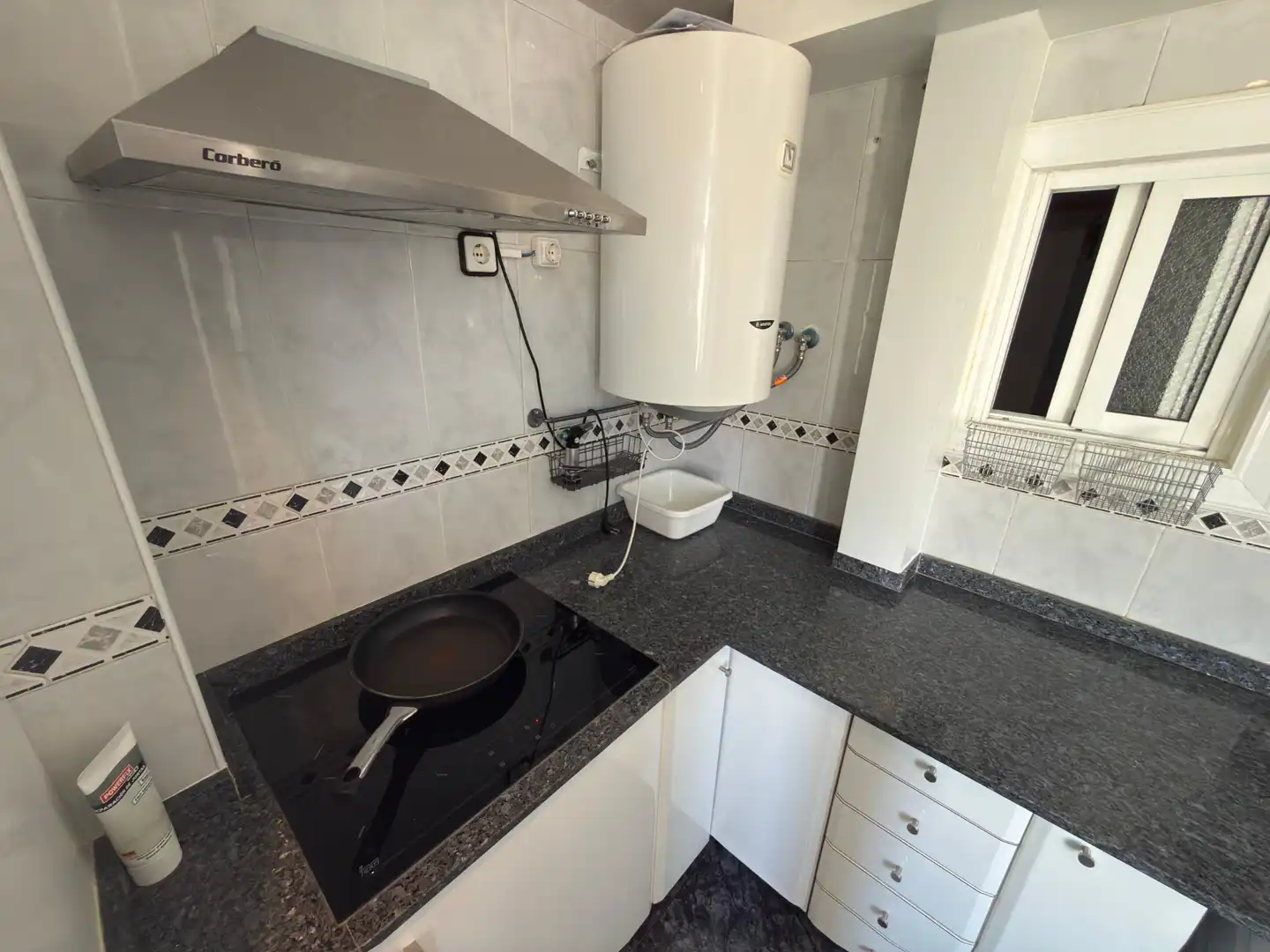 Kitchen of Flat for sale in Cornellà de Llobregat  with Air Conditioner, Oven and Washing machine