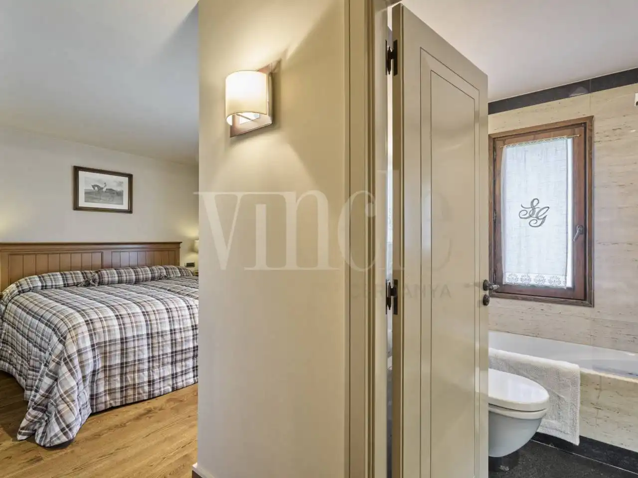 Bedroom of Houses for sale in Alp  with Heating and Parquet flooring