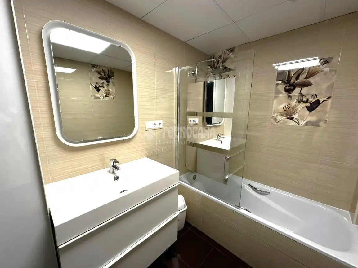 Baño de Piso en venta en Parla con Aire acondicionado, Parquet y Amueblado
