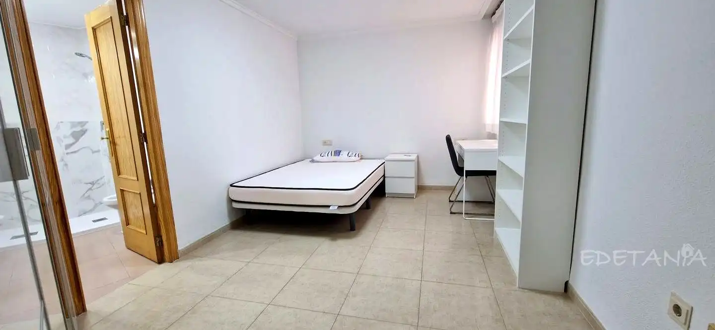Bedroom of Flat for share in Moncada, Valencia
