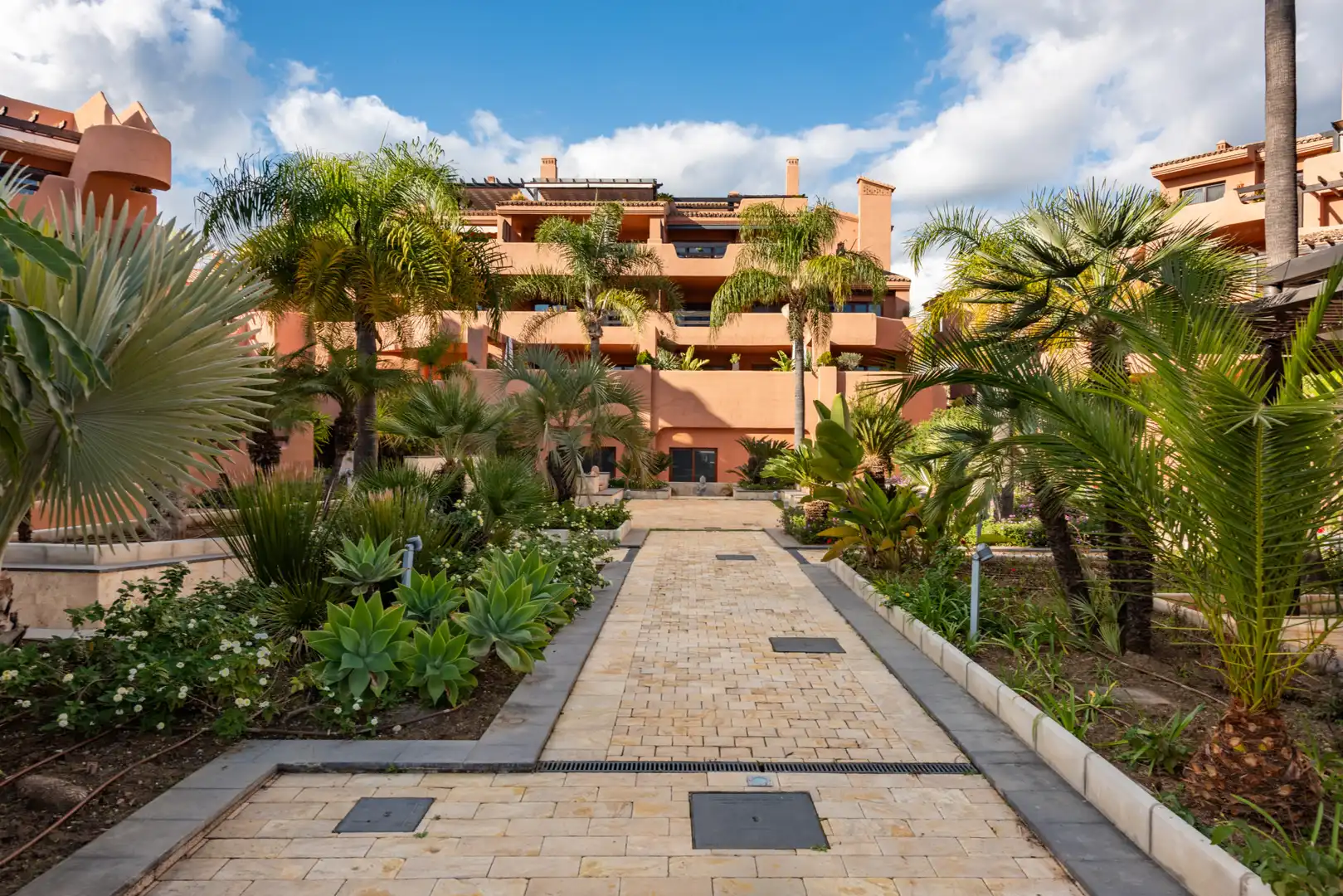 Vista exterior de Apartament en venda en Estepona amb Aire condicionat, Terrassa i Piscina