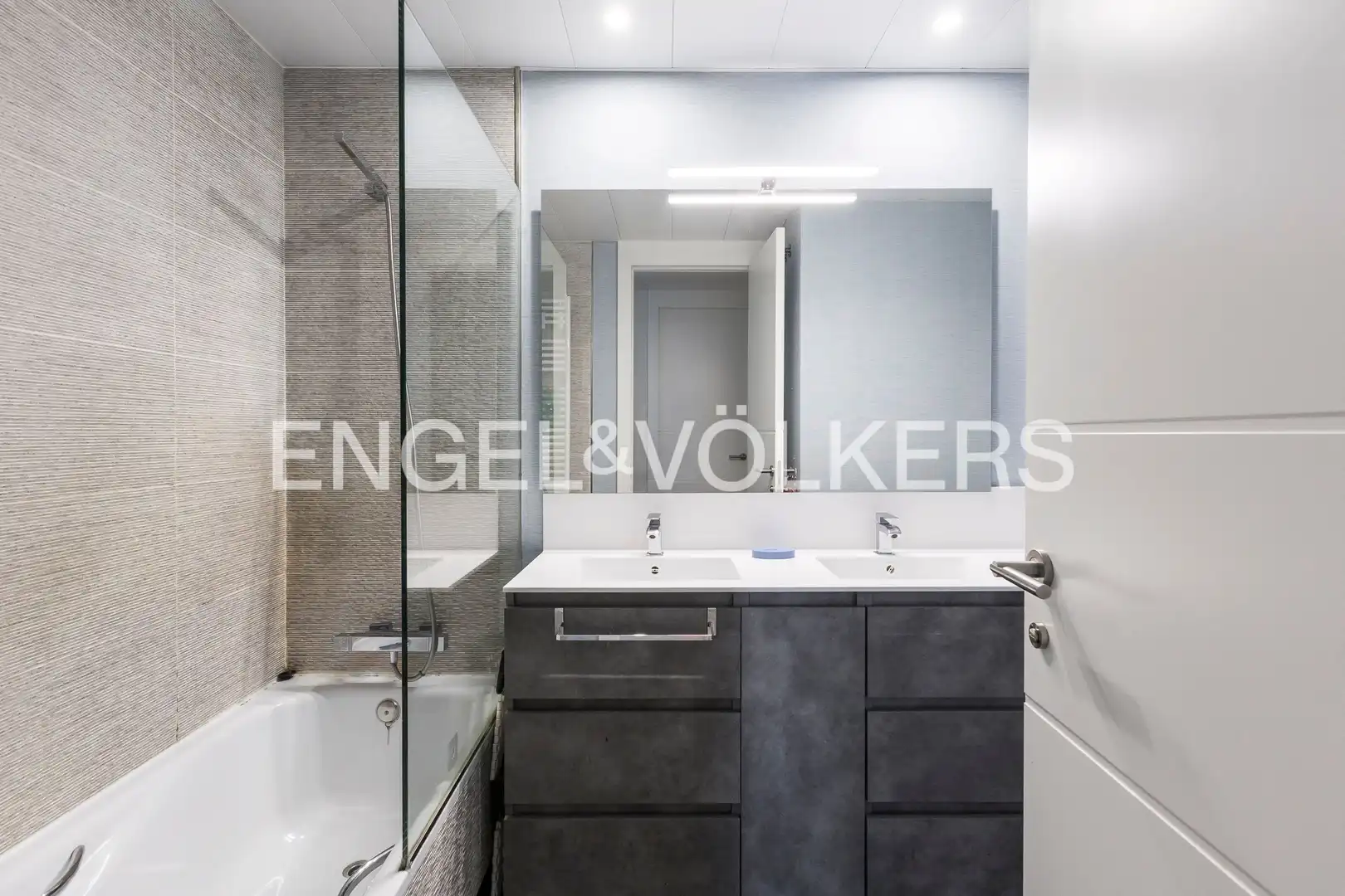 Baño de Apartamento en venta en Pozuelo de Alarcón con Aire acondicionado, Calefacción y Jardín privado