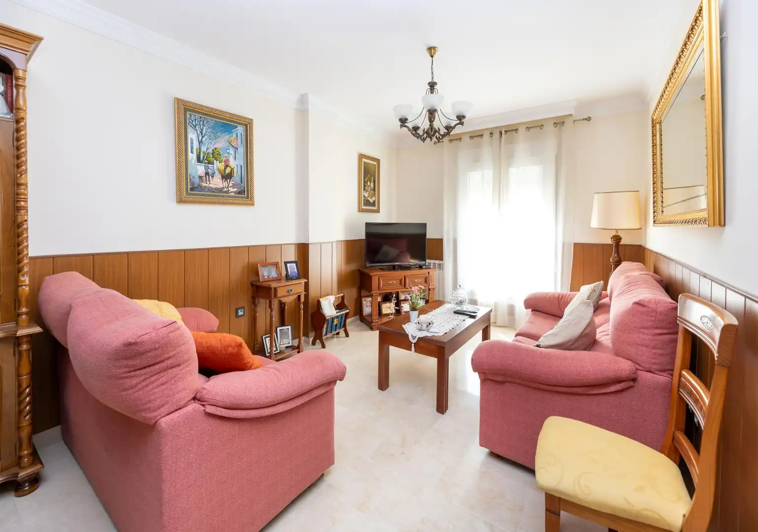 Sala de estar de Casa adosada en venta en Granada con Calefacción