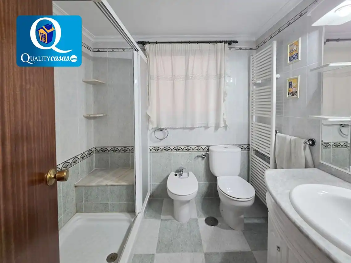 Bany de Apartament en venda en Alicante / Alacant amb Calefacció, Terrassa i Balcó
