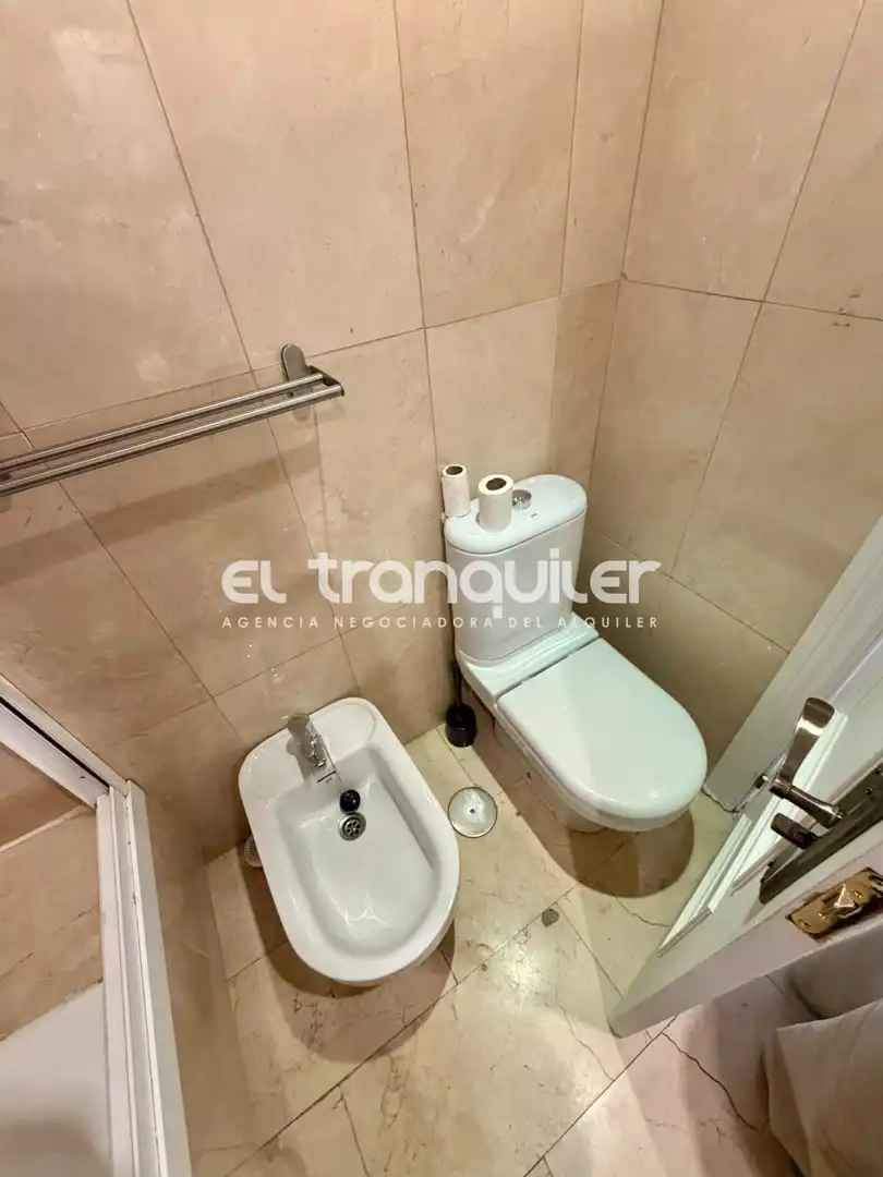 Bathroom of Flat for rent in Madrid  with Air Conditioner and Washing machine
