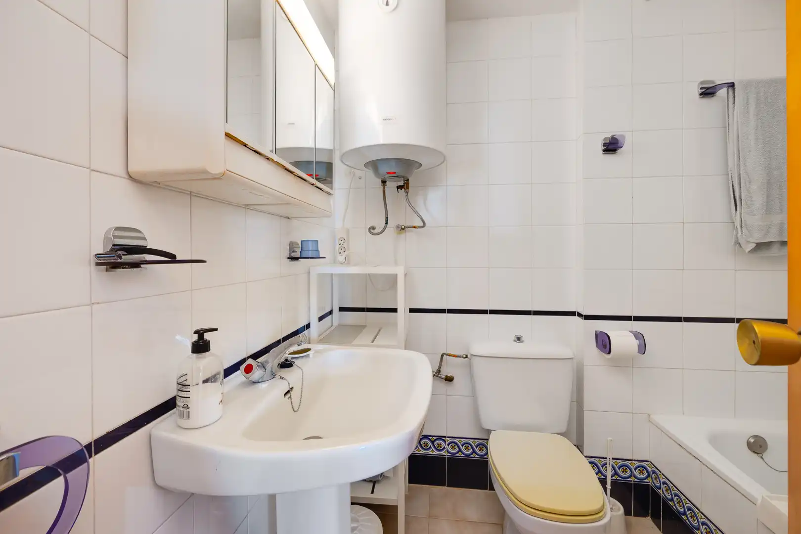 Bathroom of Flat for sale in Torrevieja  with Air Conditioner, Terrace and Balcony