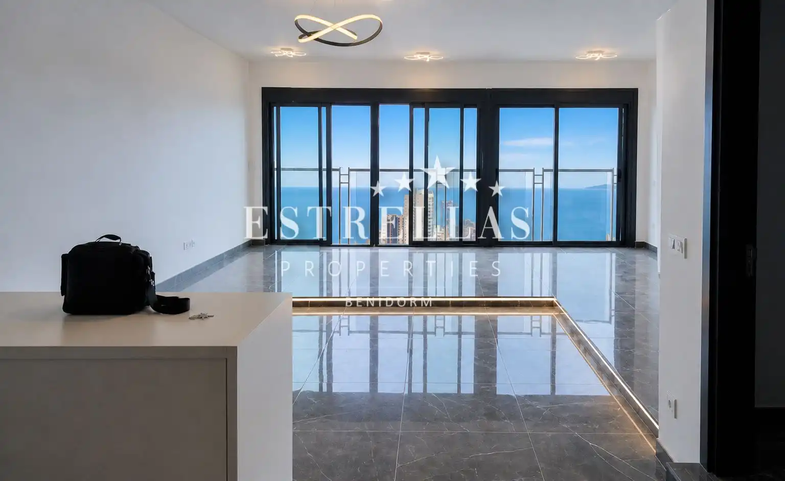 Wohnzimmer von Dachboden zum Verkauf in Benidorm mit Klimaanlage, Heizung und Privatgarten