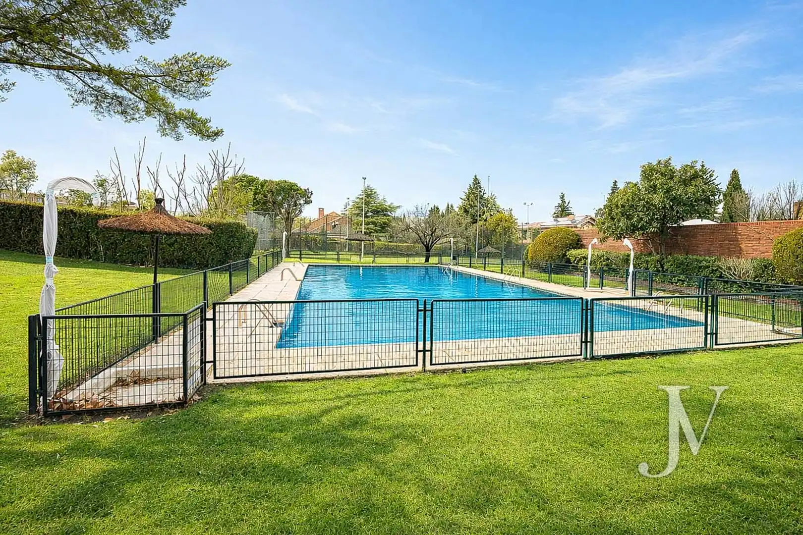 Piscina de Pis en venda en Madrid amb Calefacció, Moblat i Forn