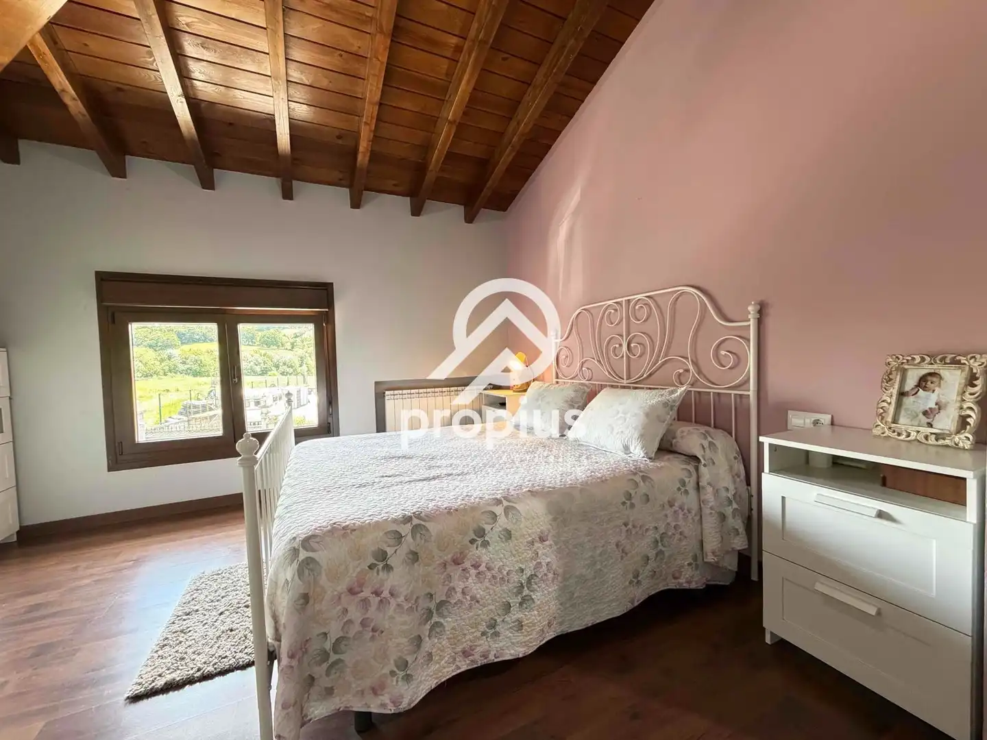 Dormitori de Casa o xalet en venda en Sariego amb Calefacció, Parquet i Traster