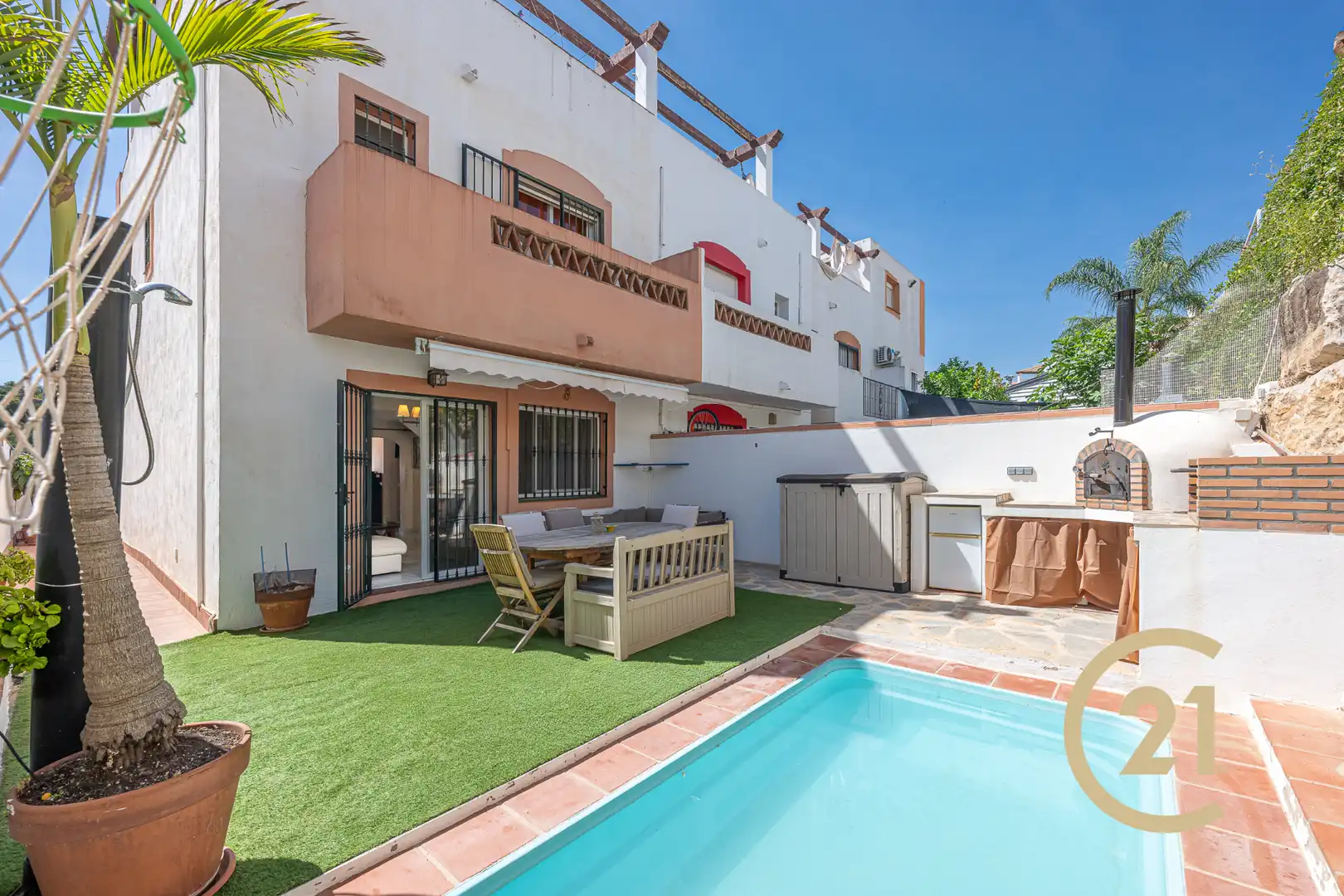 Vista exterior de Casa adosada en venda en Marbella amb Aire condicionat, Jardí privat i Terrassa