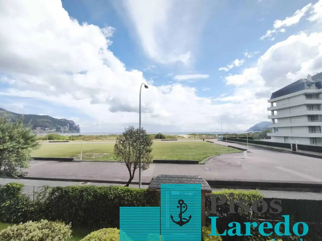 Vista exterior de Pis en venda en Laredo amb Calefacció, Terrassa i Balcó