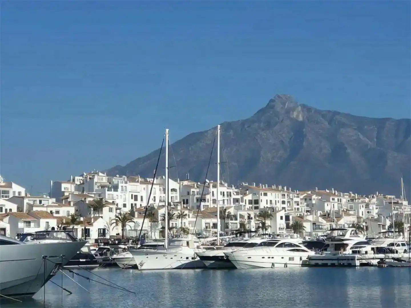 Außenansicht von Wohnung zum Verkauf in Marbella mit Klimaanlage, Schwimmbad und Balkon