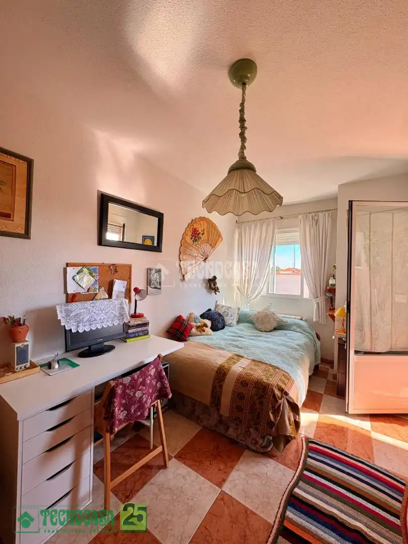 Habitación de Casa adosada en venta en Lillo con Calefacción