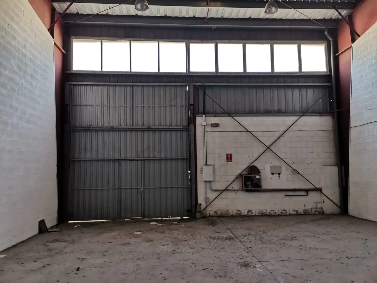 Vista exterior de Nave industrial de alquiler en Valencina de la Concepción con Calefacción