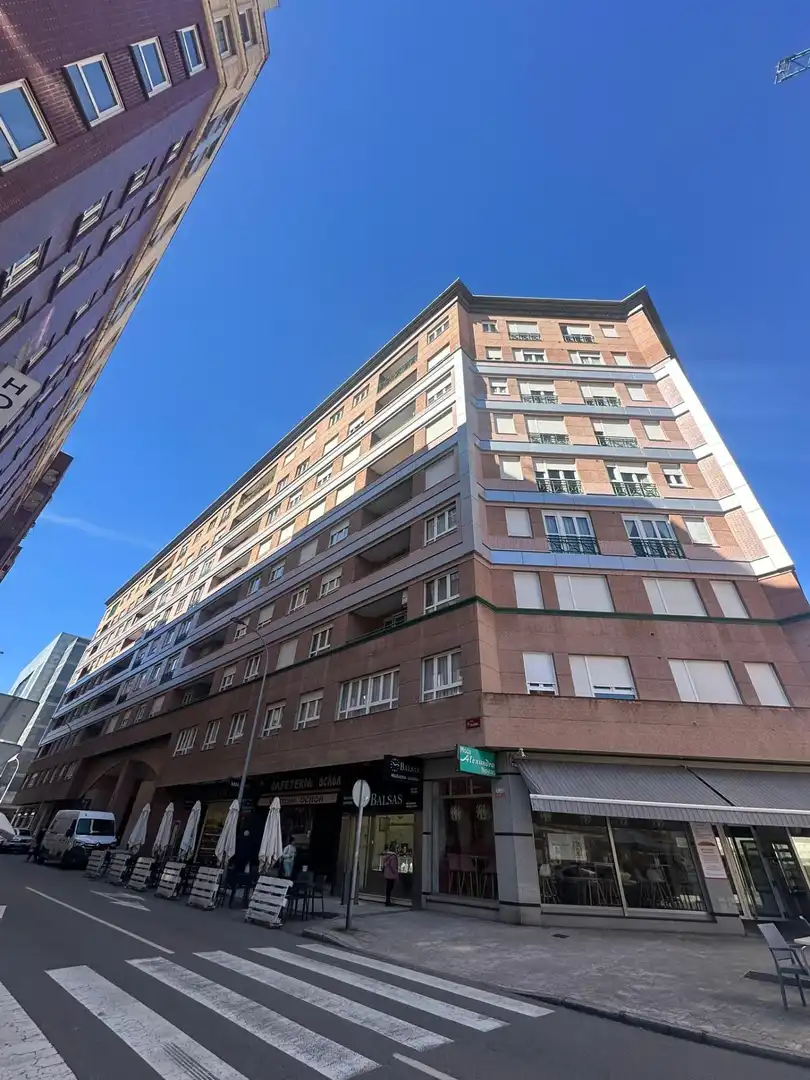 Vista exterior de Piso en venta en León Capital  con Calefacción, Terraza y TV