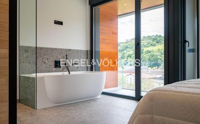 Bathroom of House or chalet for sale in Asteasu  with Air Conditioner, Heating and Private garden