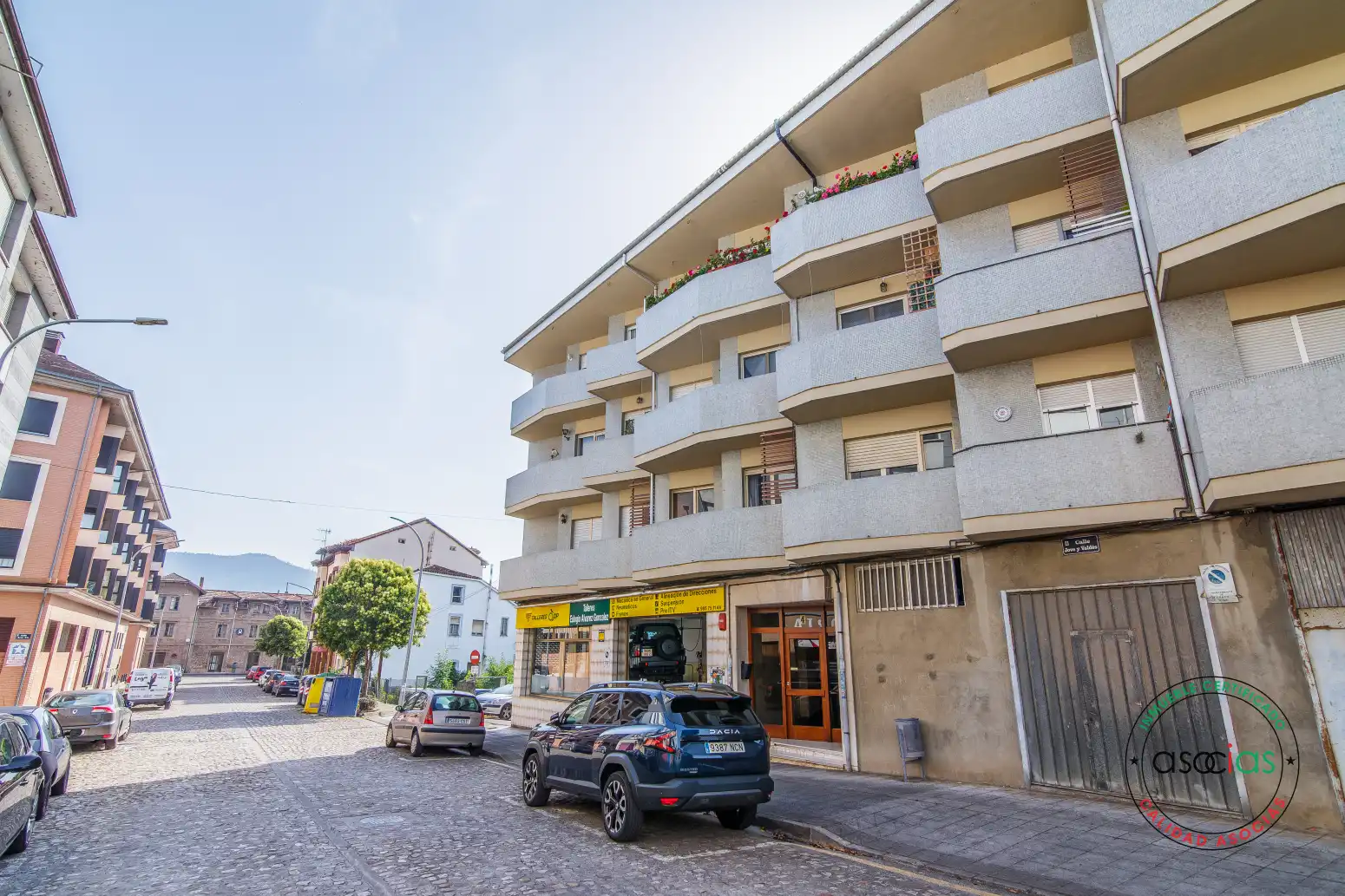 Vista exterior de Pis en venda en Grado amb Calefacció, Terrassa i Traster