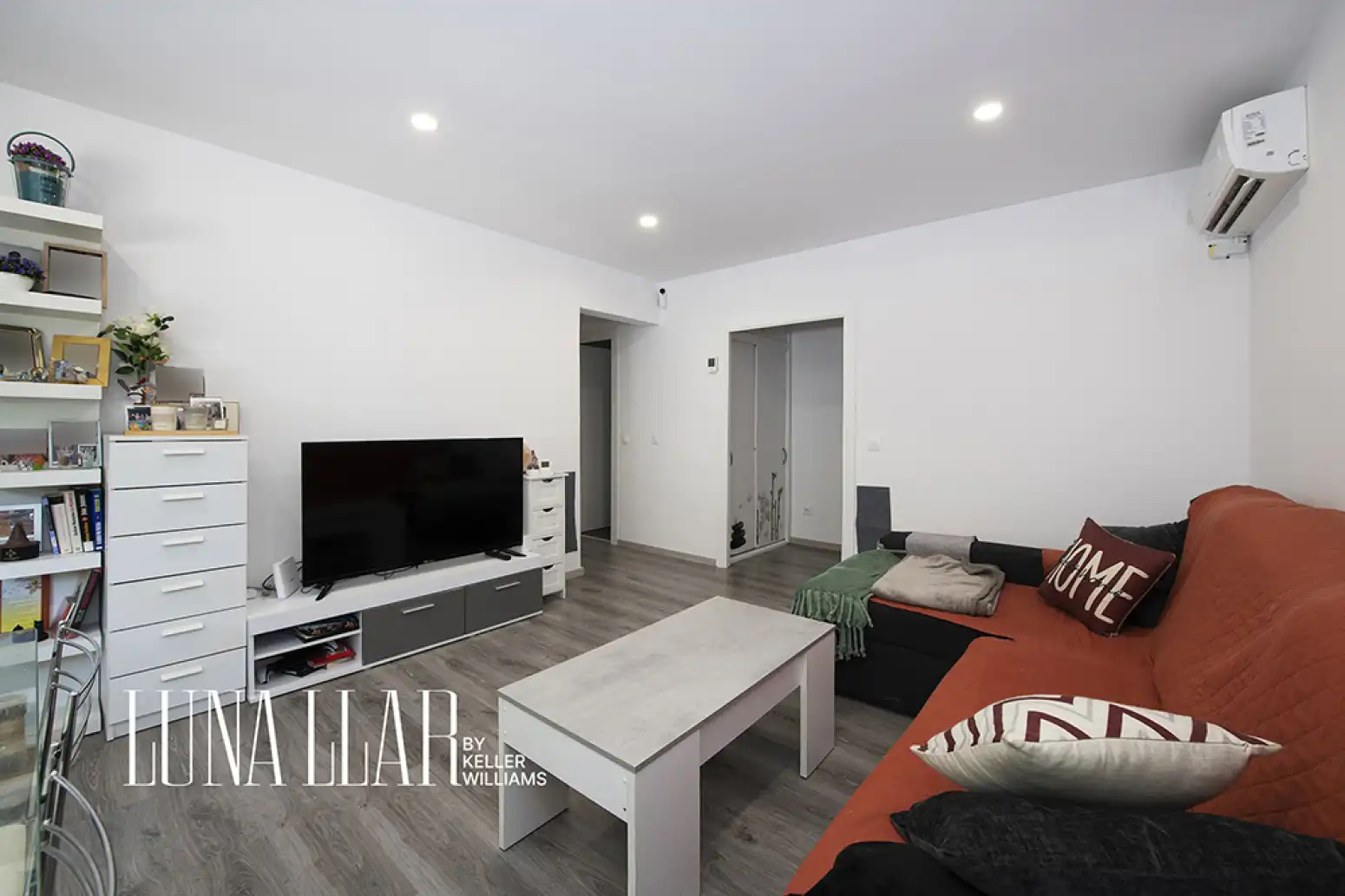 Sala d'estar de Pis en venda en Sant Boi de Llobregat amb Aire condicionat, Calefacció i Parquet