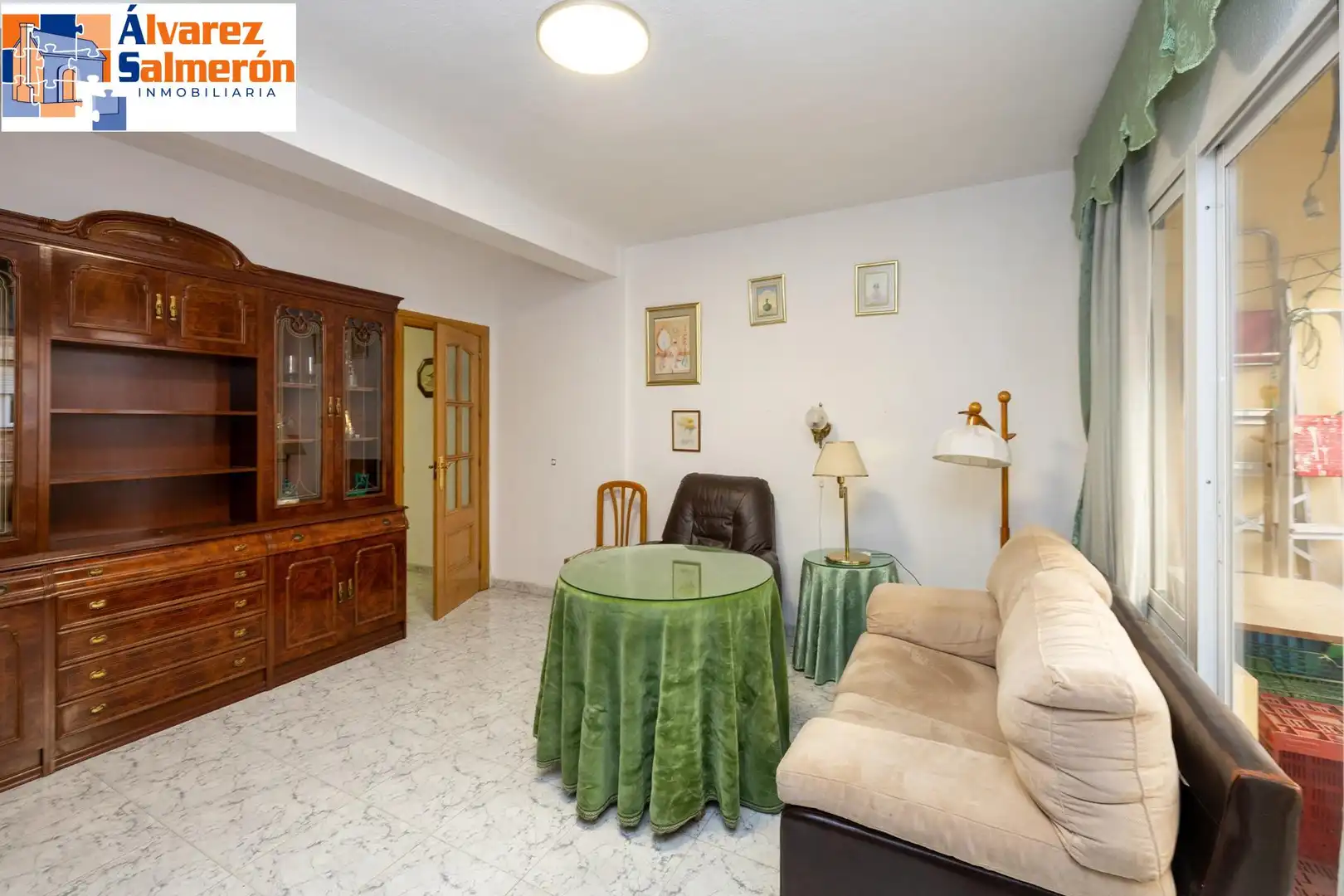 Sala d'estar de Pis en venda en Granada amb Aire condicionat, Moblat i Balcó