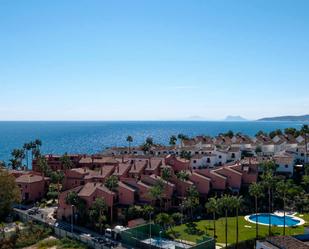 Vista exterior de Dúplex en venda en Estepona amb Terrassa i Piscina