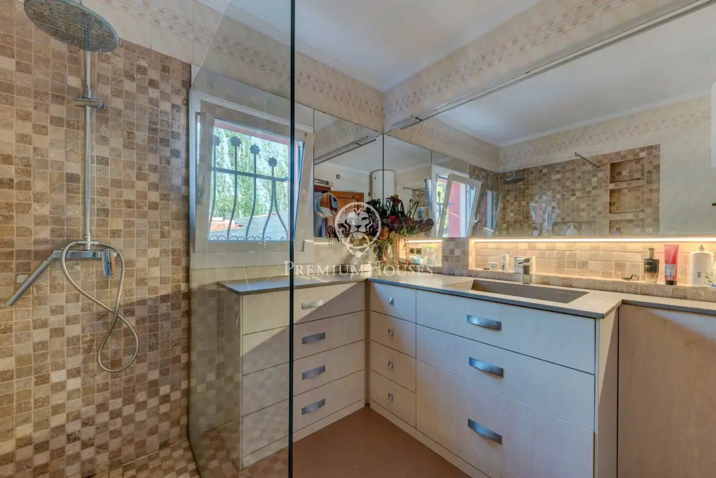 Bathroom of Houses for sale in Vilanova i la Geltrú  with Air Conditioner, Heating and Private garden