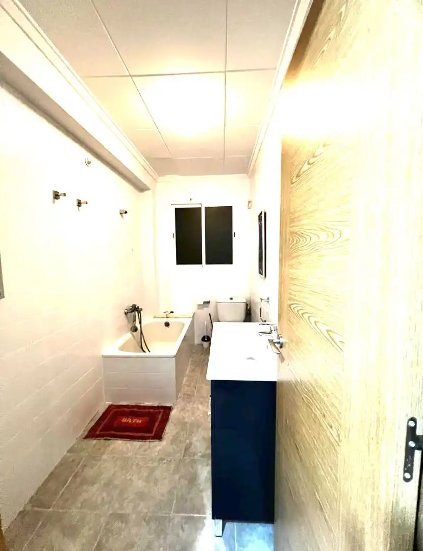 Badezimmer von Wohnung zur untervermieten in Valencia mit Klimaanlage, Ofen und Waschmaschine