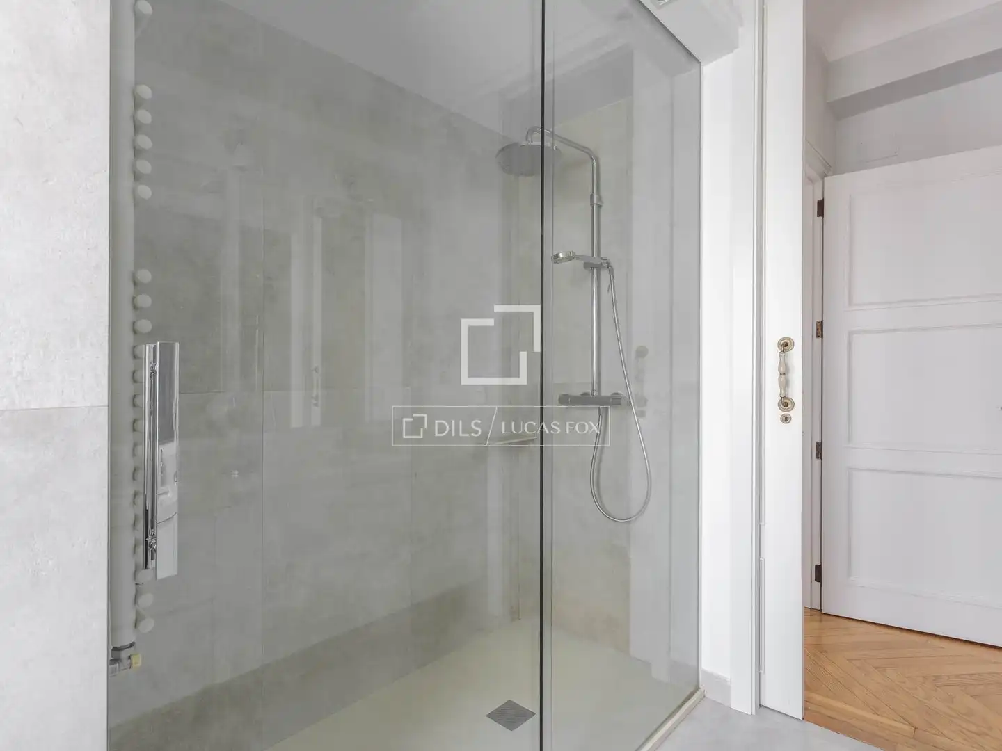 Bathroom of Attic for rent in Madrid  with Air Conditioner, Heating and Parquet flooring