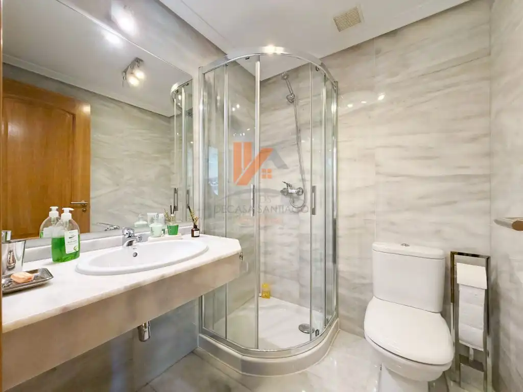 Baño de Piso en venta en Santiago de Compostela  con Terraza, Amueblado y Horno