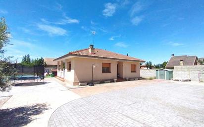 Exterior view of House or chalet for sale in Nuez de Ebro  with Terrace and Swimming Pool