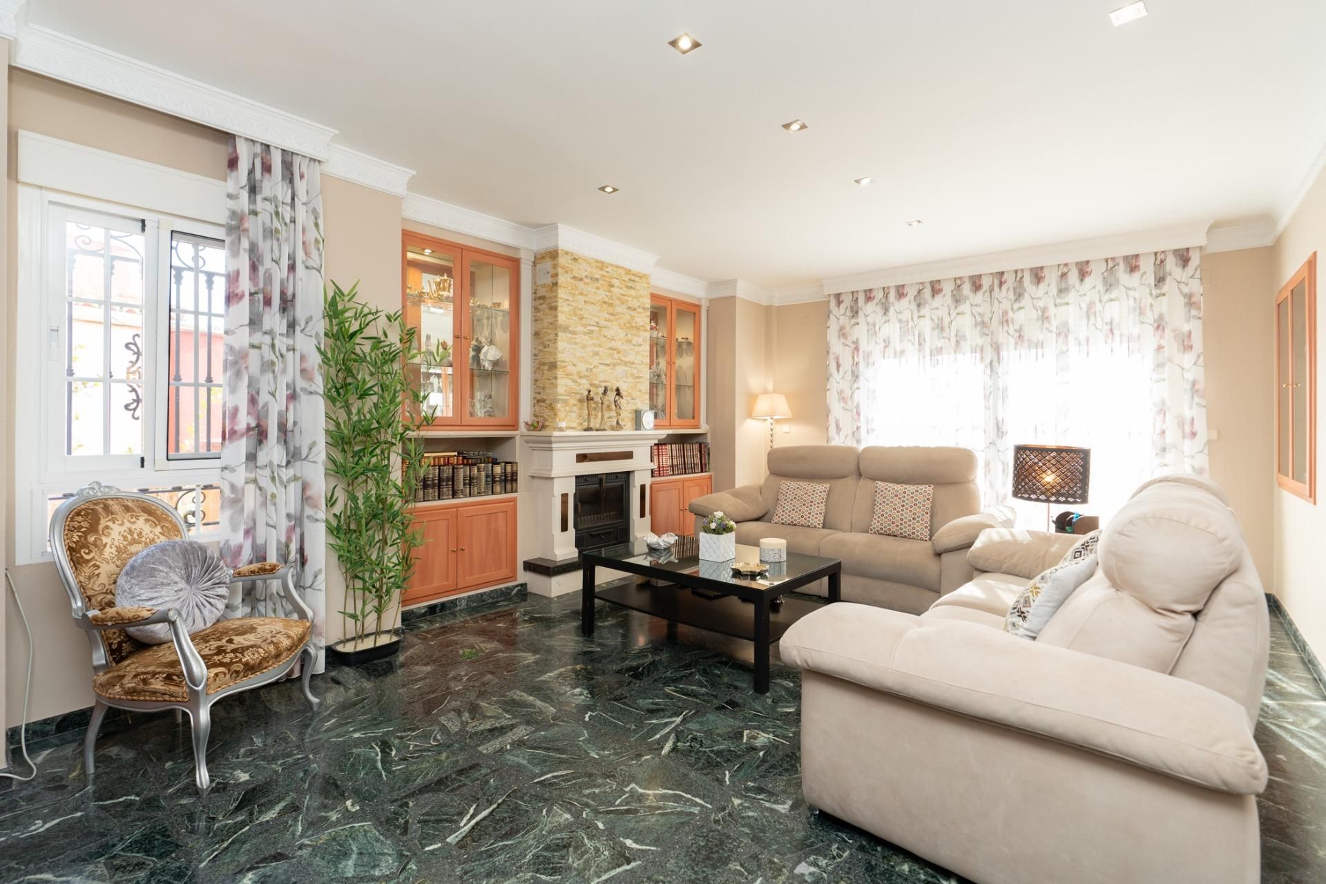 Sala d'estar de Casa o xalet en venda en Motril amb Aire condicionat, Terrassa i Traster