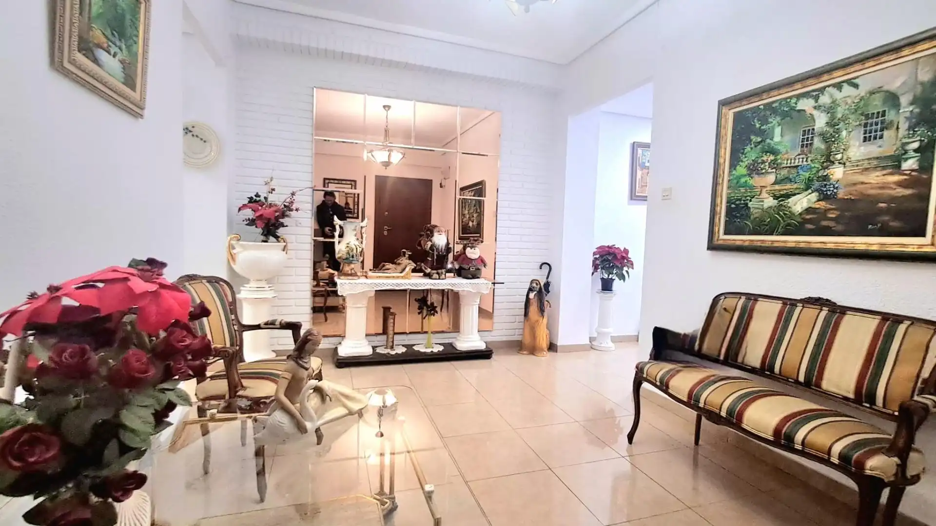 Flat for sale in  Valencia Capital  with Air Conditioner and Private garden