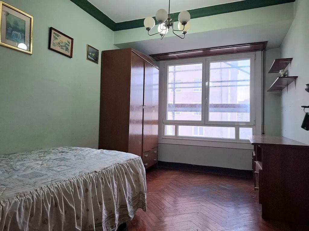 Dormitori de Pis en venda en Vigo  amb Calefacció, Parquet i Terrassa