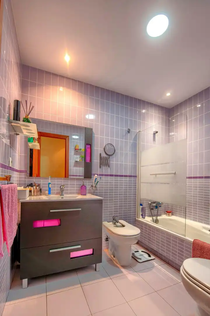 Badezimmer von Erdgeschoss zum Verkauf in Puerto Real mit Klimaanlage und Balkon