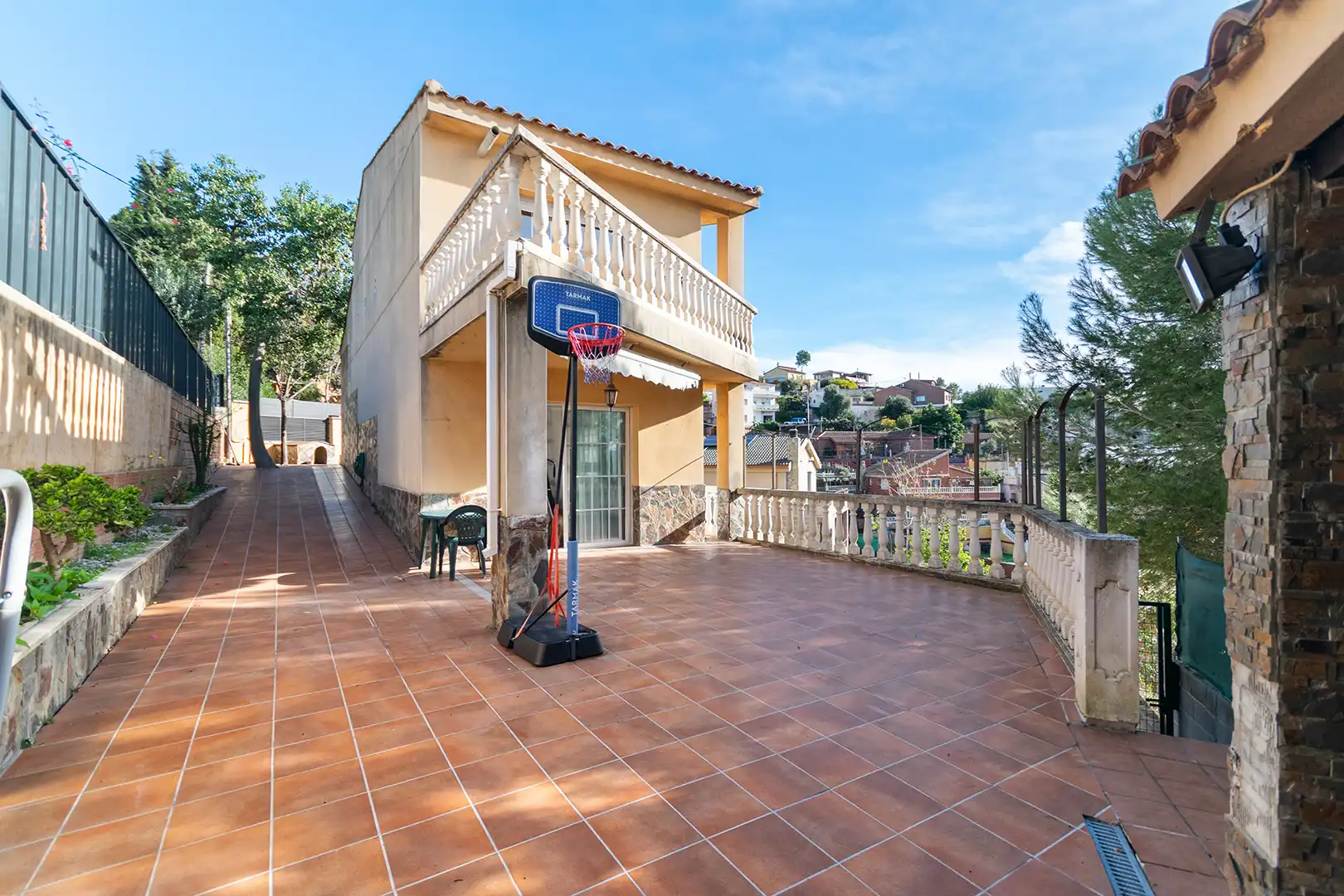 Vista exterior de Casa o xalet en venda en Rubí amb Aire condicionat, Calefacció i Jardí privat