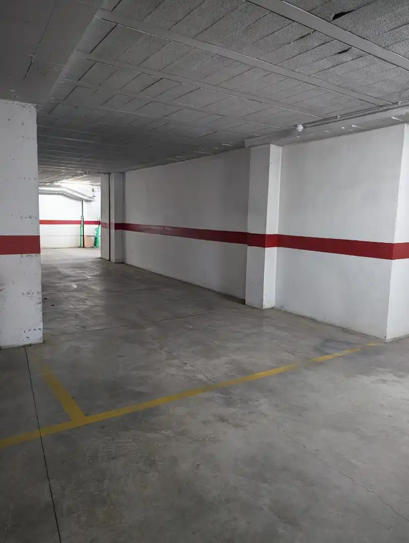 Parkplatz von Wohnung zum Verkauf in Lucena mit Klimaanlage, Privatgarten und Terrasse