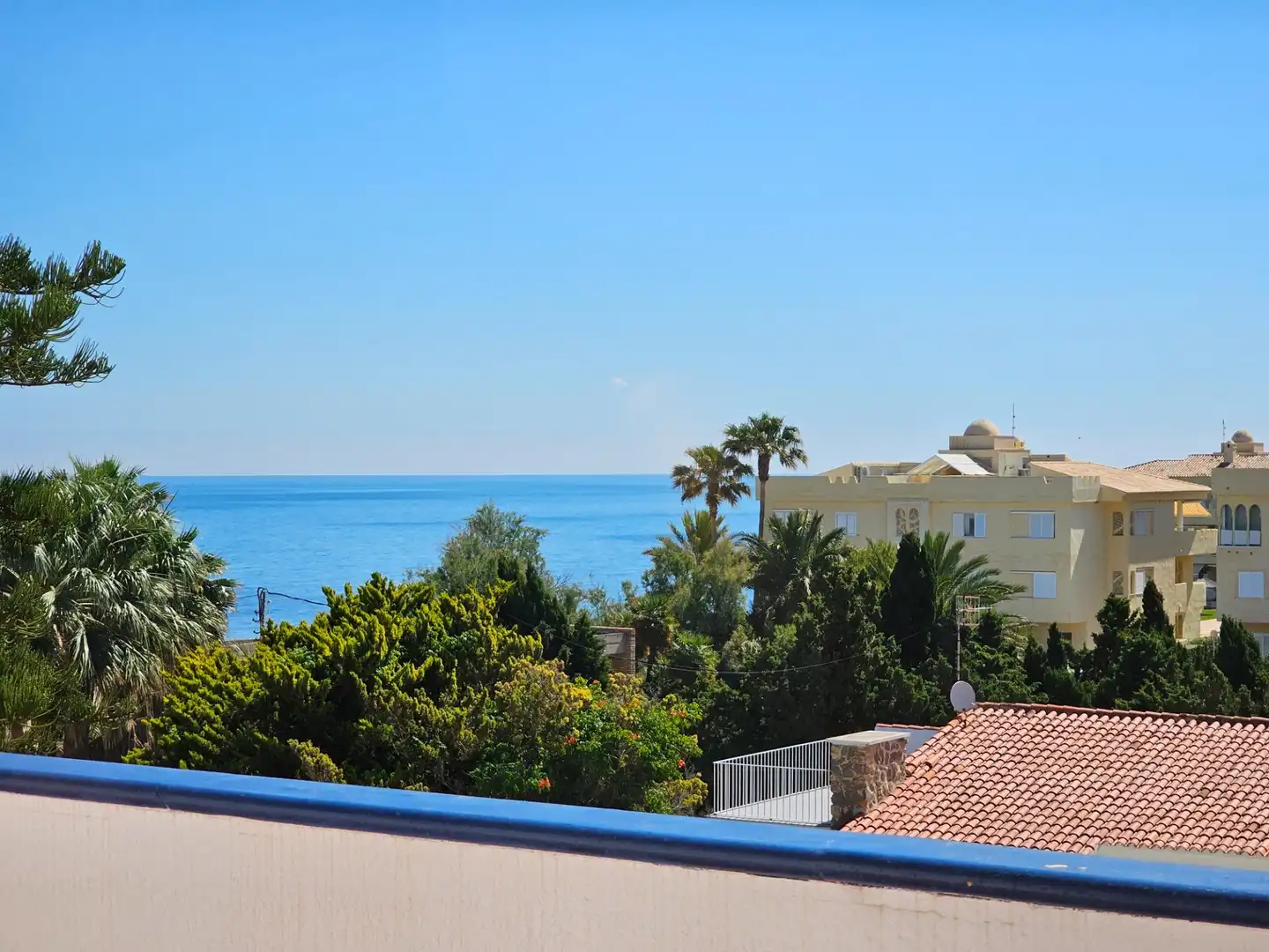 Vista exterior de Àtic de lloguer en Dénia amb Aire condicionat, Calefacció i Jardí privat