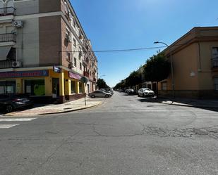 Vista exterior de Local en venda en La Rinconada amb Aire condicionat