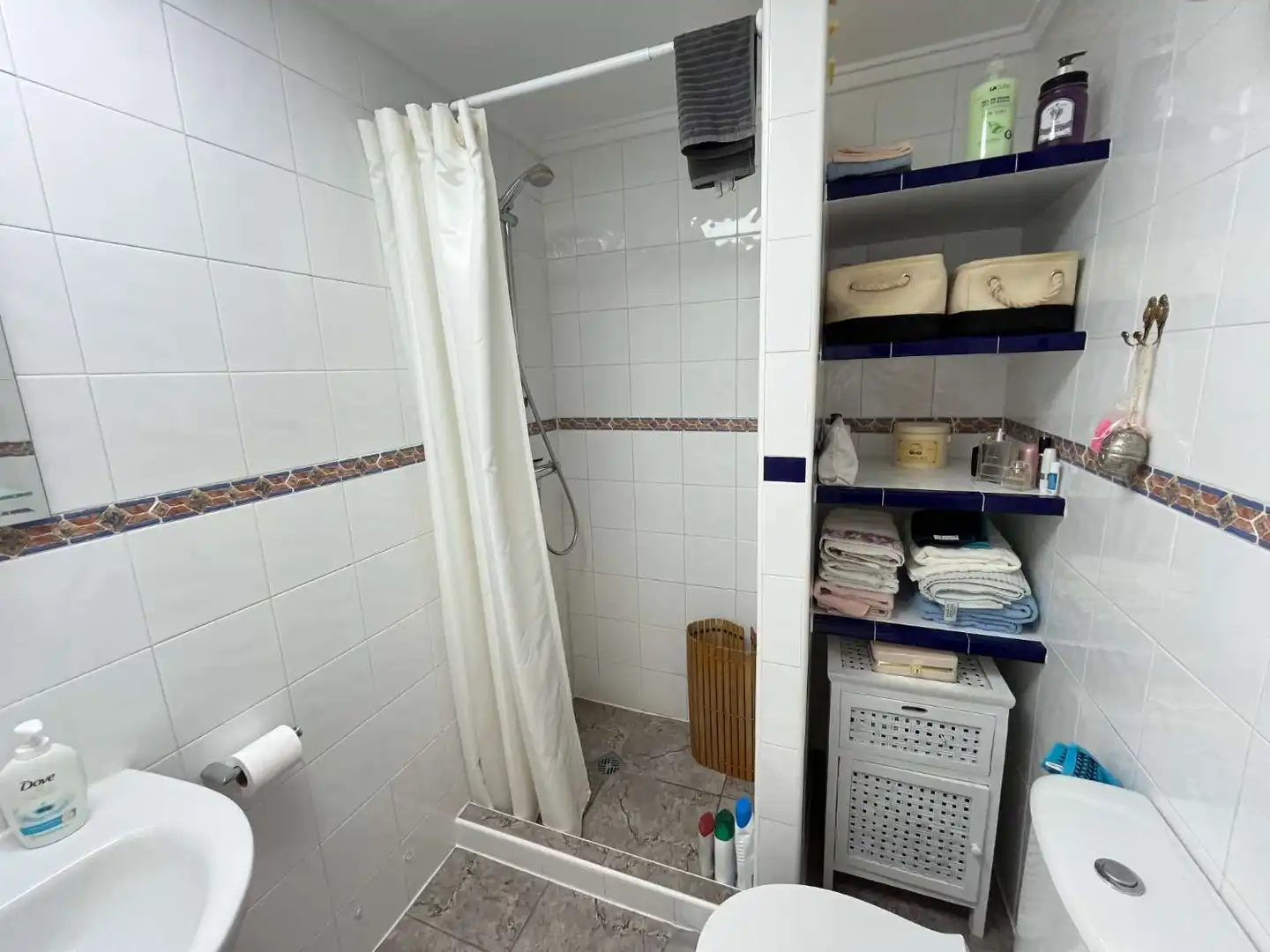 Bany de Apartament en venda en Orihuela amb Terrassa, Piscina i Moblat