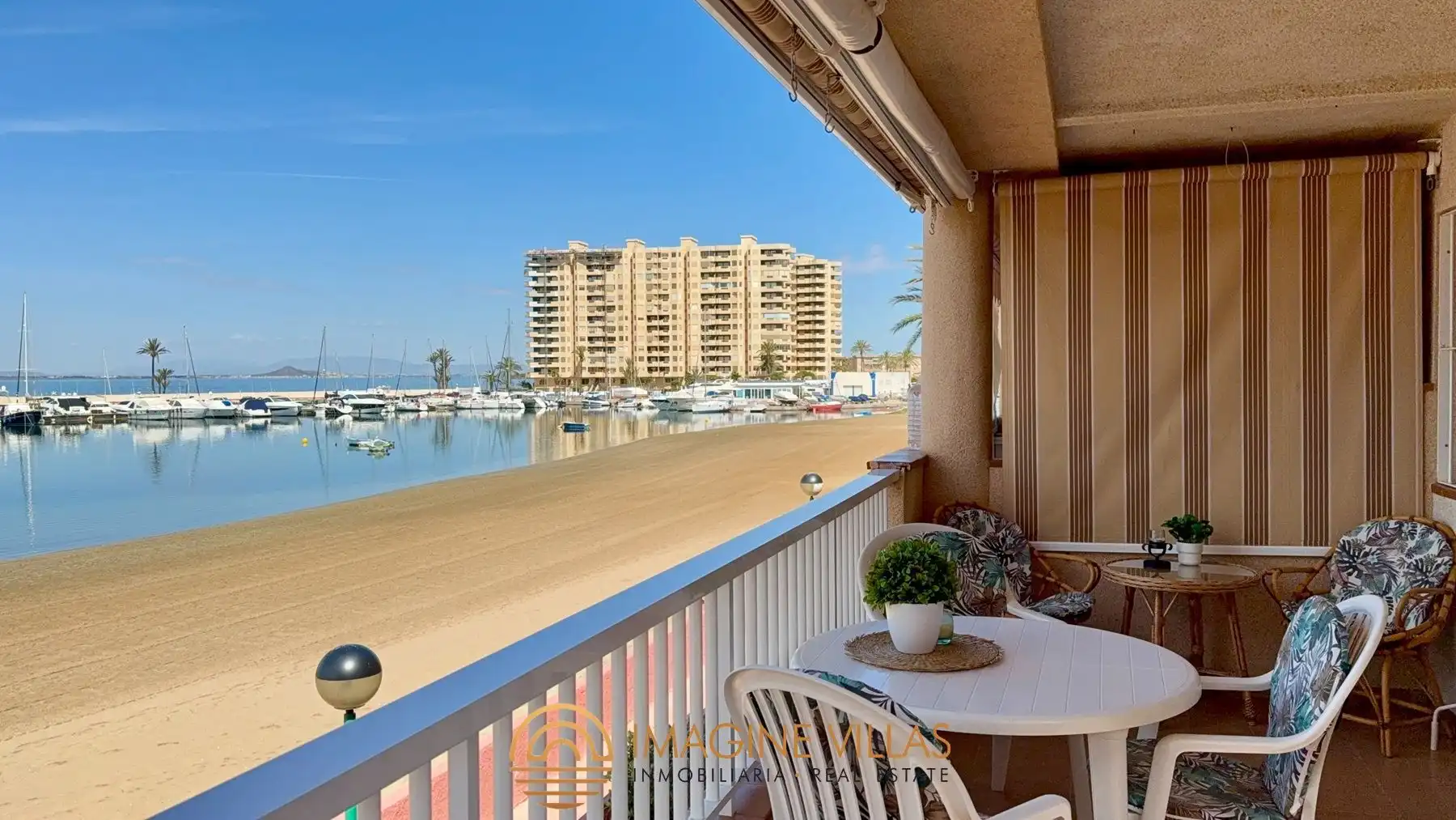 Terraza de Apartamento en venta en La Manga del Mar Menor con Amueblado y Piscina comunitaria