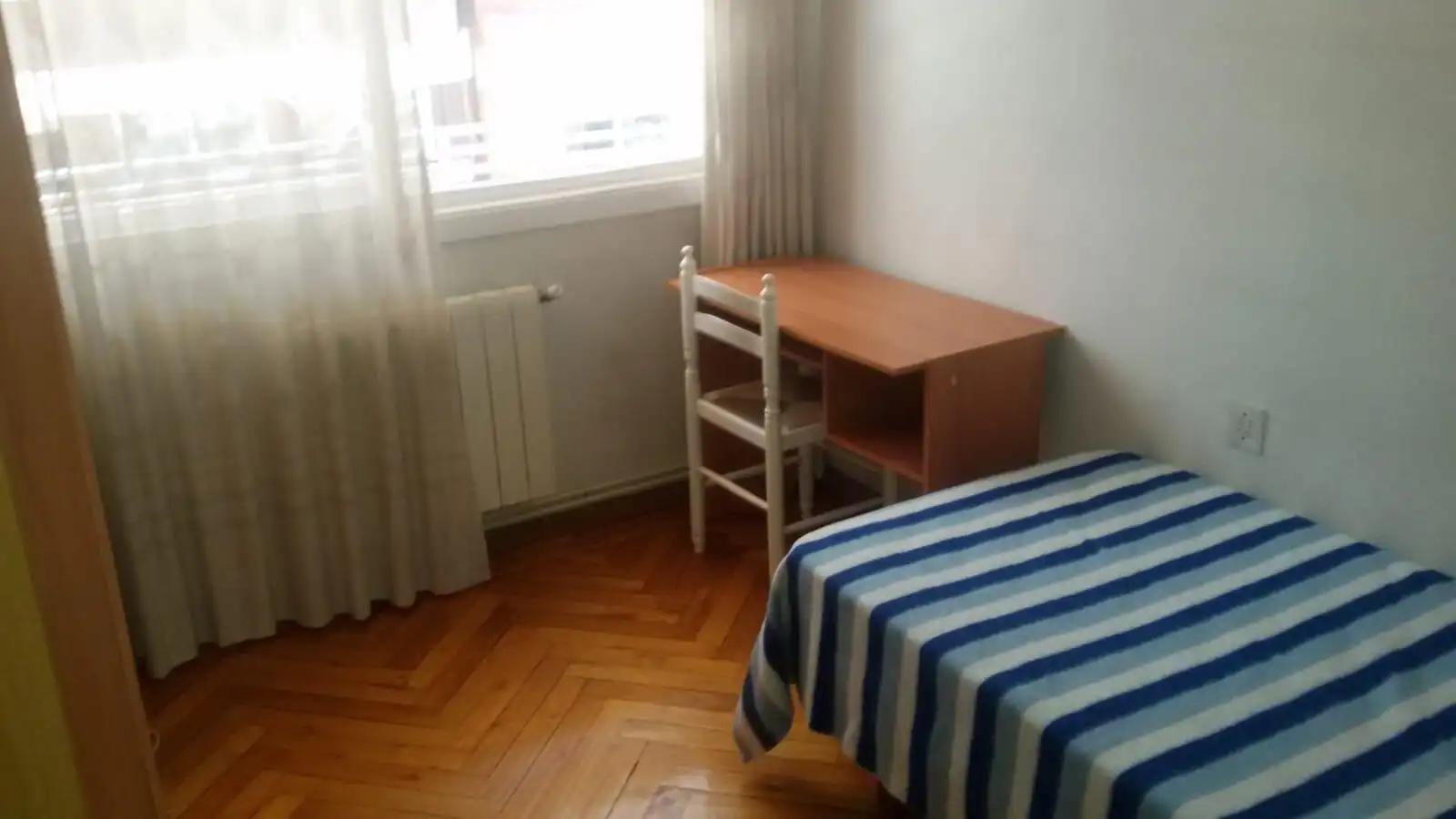 Dormitori de Pis en venda en Vigo  amb Calefacció, Terrassa i Moblat