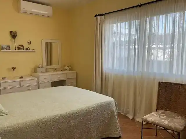 Dormitori de Casa o xalet en venda en Marbella amb Aire condicionat i Piscina