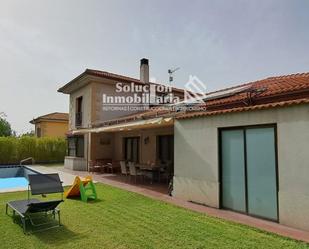 Vista exterior de Casa o xalet en venda en Villamayor amb Aire condicionat, Piscina i Balcó
