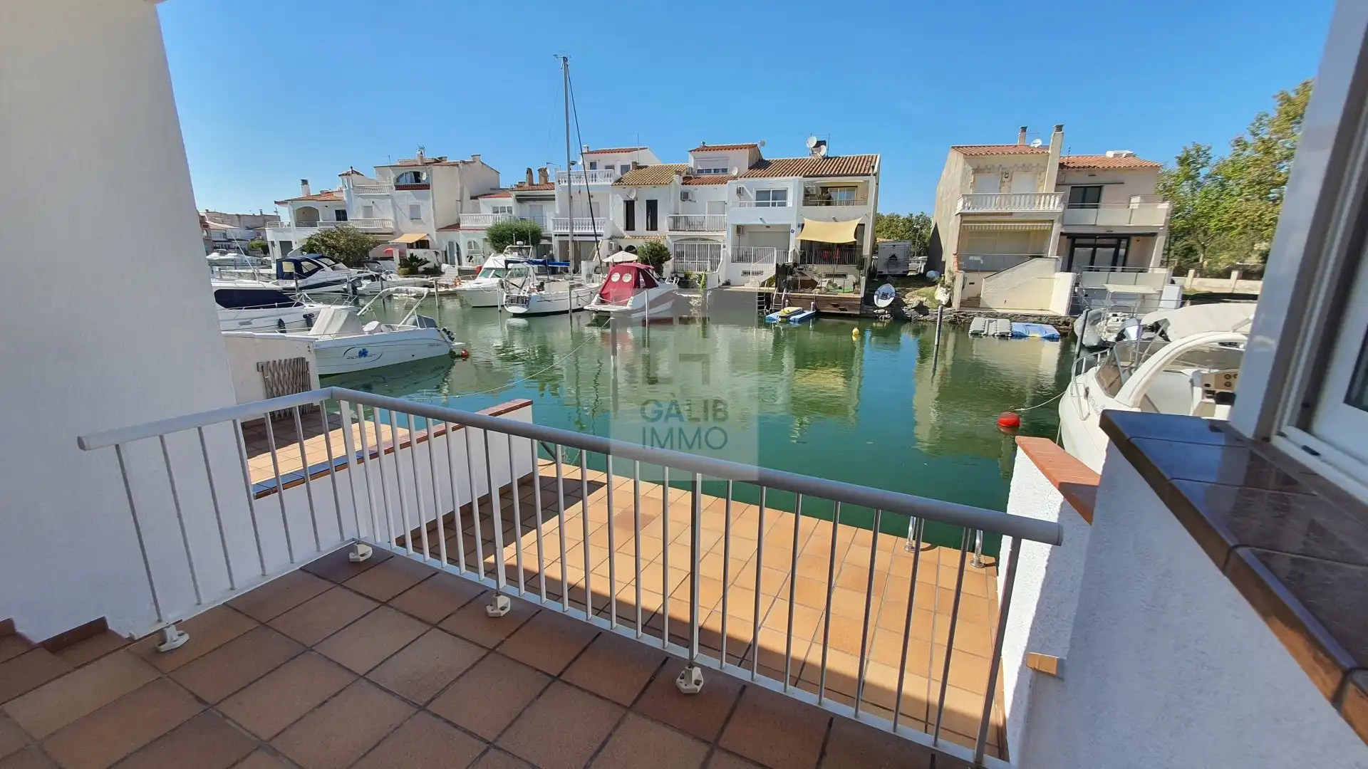 Außenansicht von Einfamilien-Reihenhaus zum Verkauf in Empuriabrava mit Klimaanlage, Terrasse und Möbliert