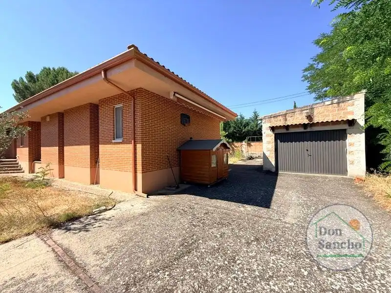Vista exterior de Casa o xalet en venda en Viana de Cega amb Calefacció, Terrassa i Traster