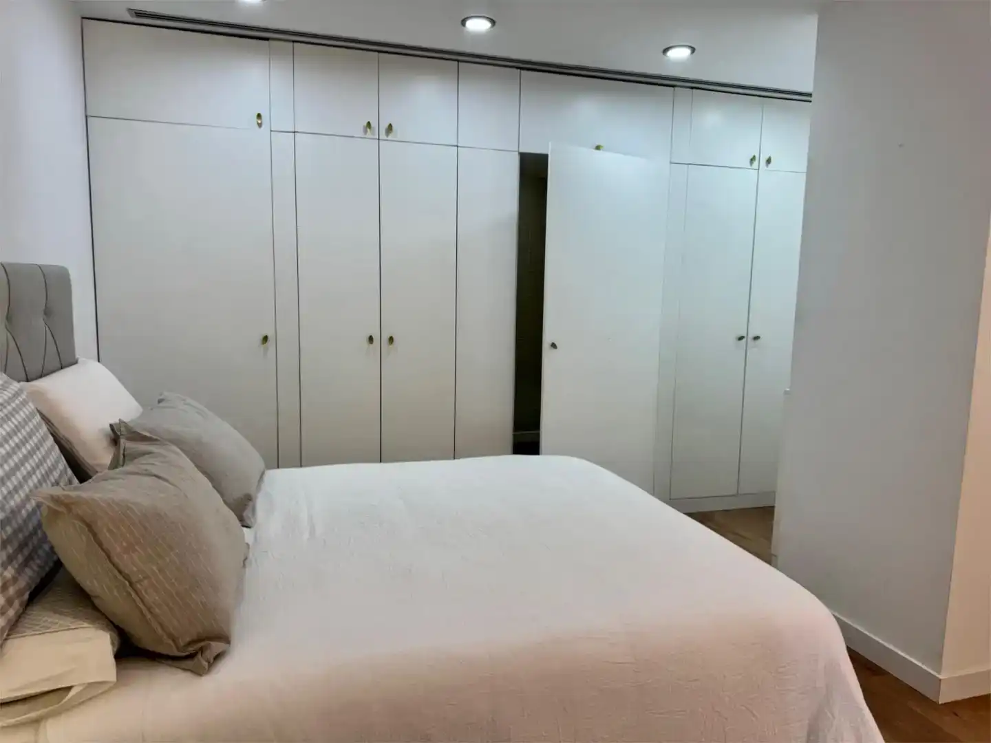 Bedroom of Flat for rent in Vigo   with Parquet flooring, Storage room and Furnished
