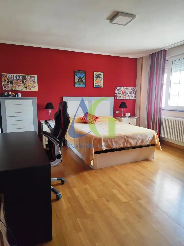 Dormitori de Casa o xalet en venda en Villaquilambre amb Calefacció, Jardí privat i Parquet