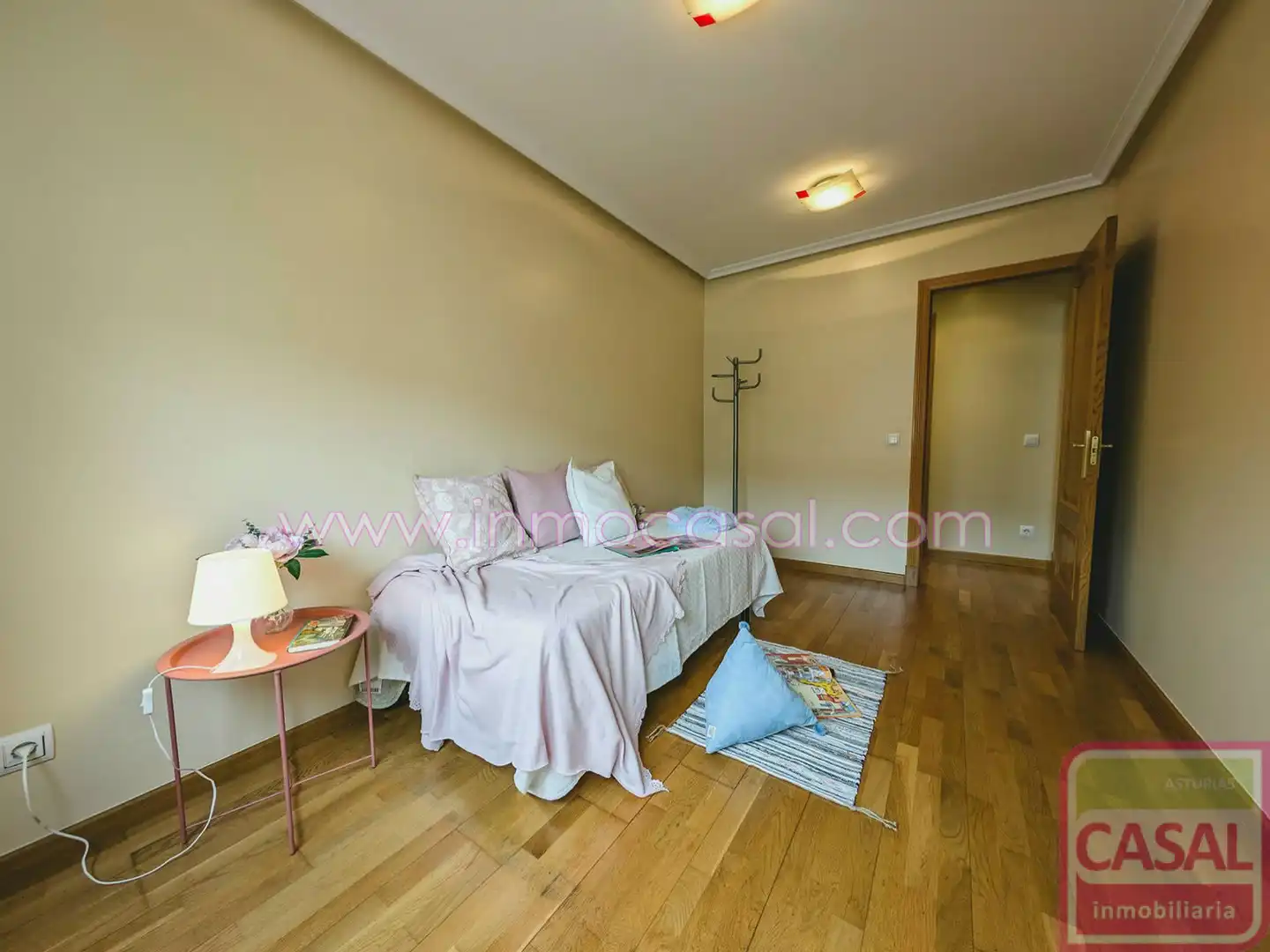 Habitación de Piso en venta en Oviedo  con Calefacción, Trastero y Amueblado