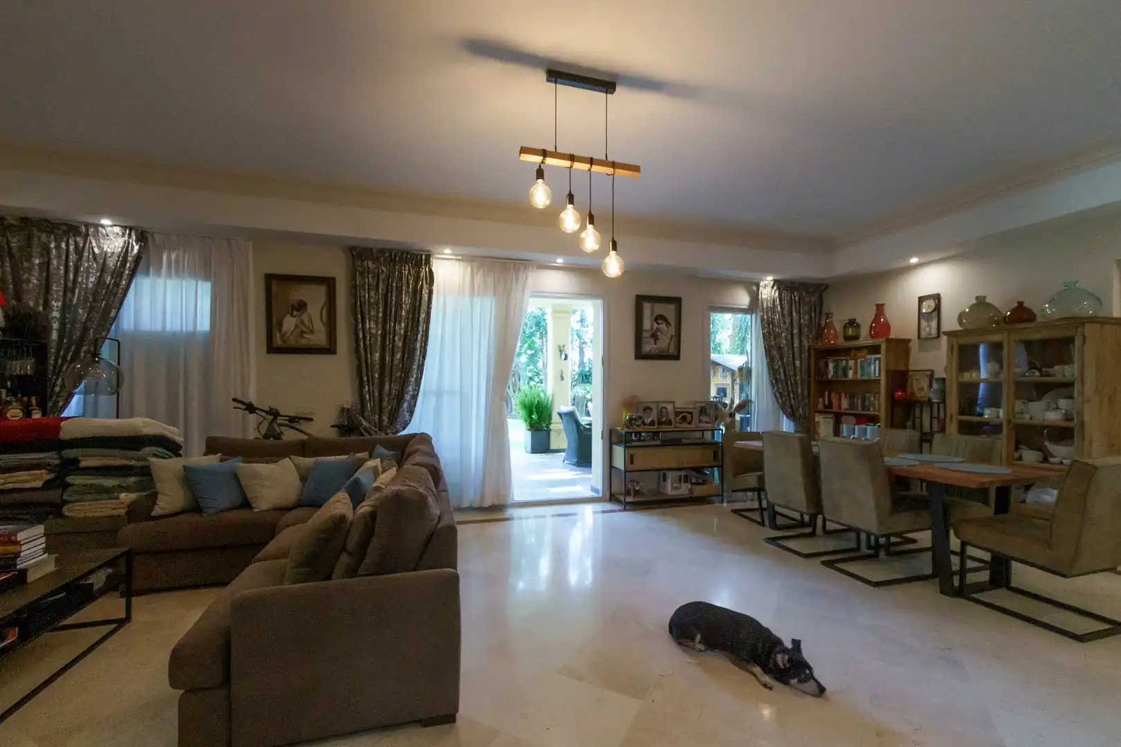 Sala de estar de Casa o chalet en venta en Marbella con Aire acondicionado, Jardín privado y Terraza